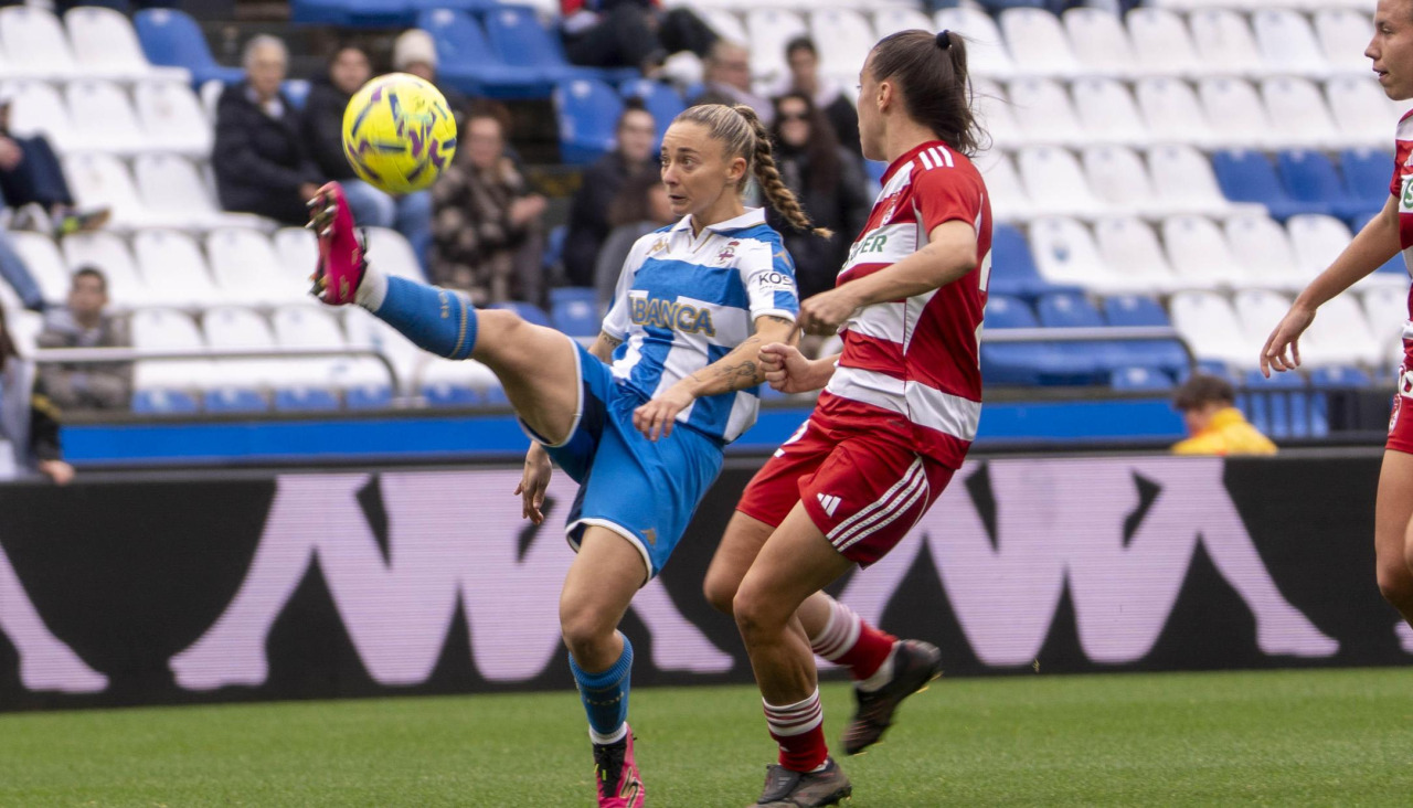 Ainhoa Marín controla el balón durante el partido contra el Granada disputado en Riazor en esta temporada