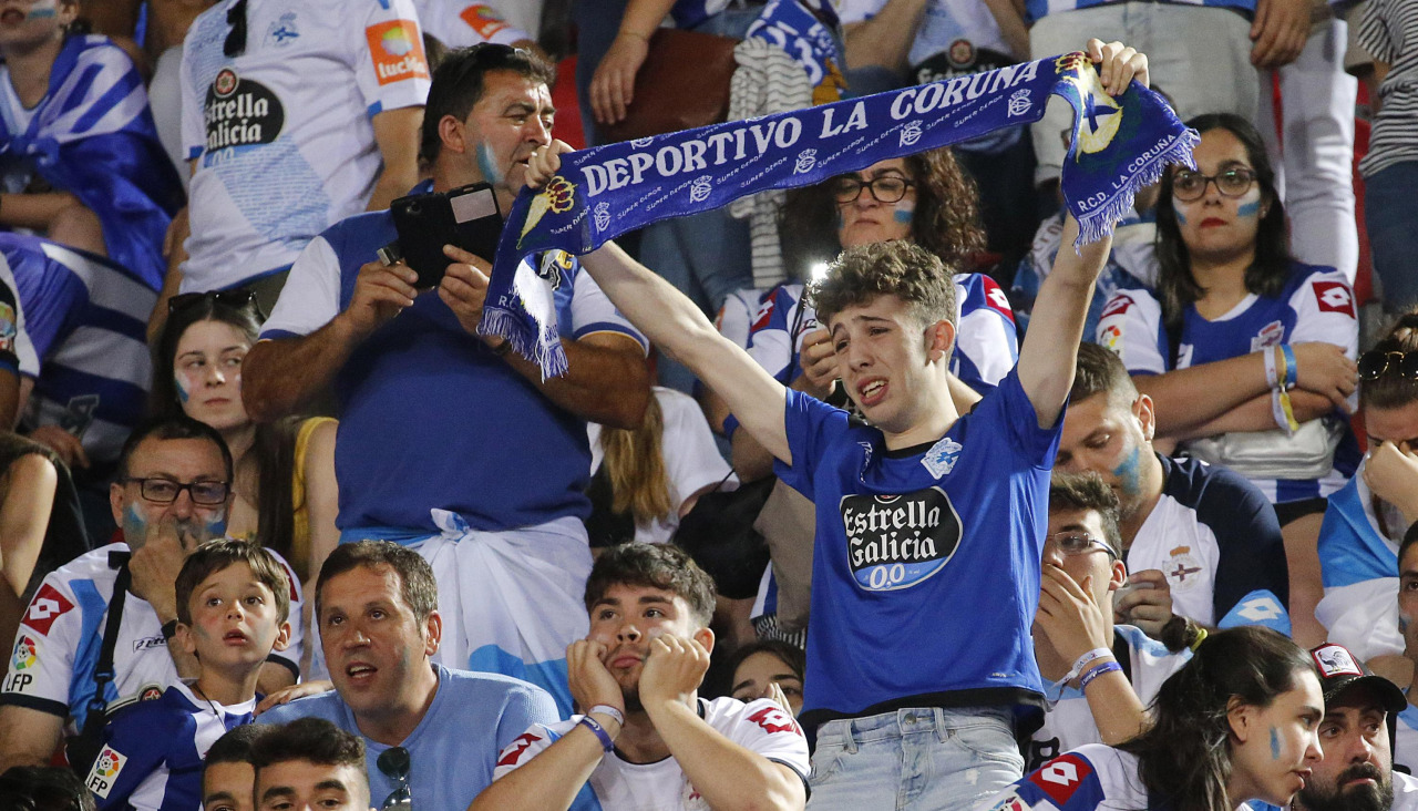 Un aficionado en las gradas de Son Moix, llorando tras finalizar el partido
