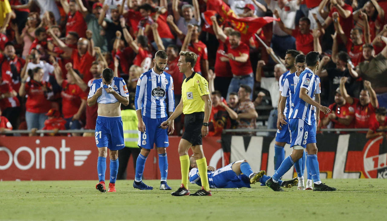 Los jugadores del Dépor, tras finalizar el partido