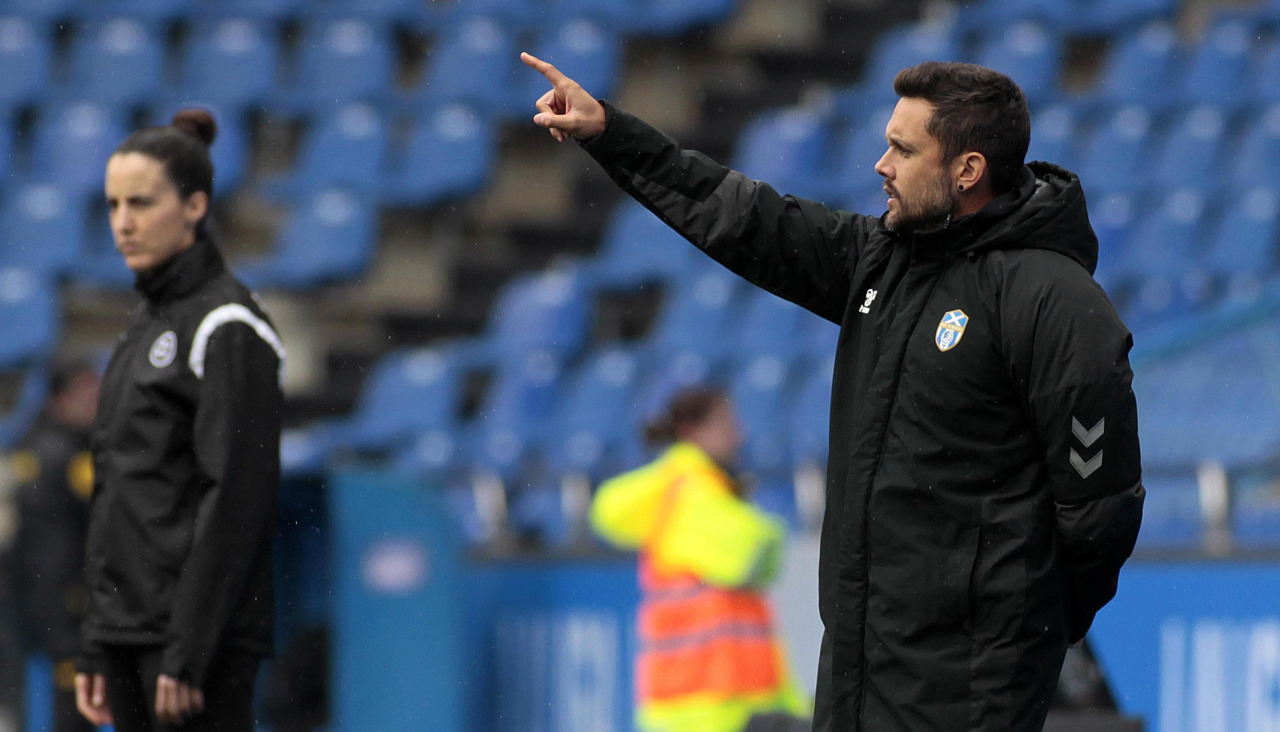 Eder Maestre, ex entrenador del Costa Adeje Tenerife, en Riazor