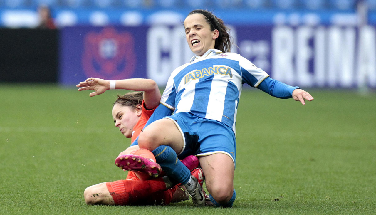 Samara Ortiz, lateral del Dépor, pugna con Cecilia Marcos, jugadora de la Real Sociedad