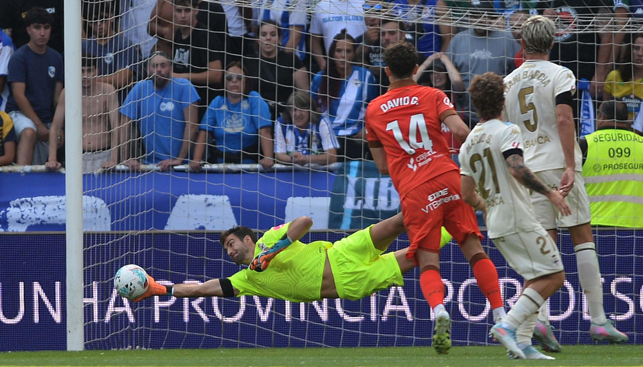 Germán Parreño realiza una gran parada en el Dépor-Burgos