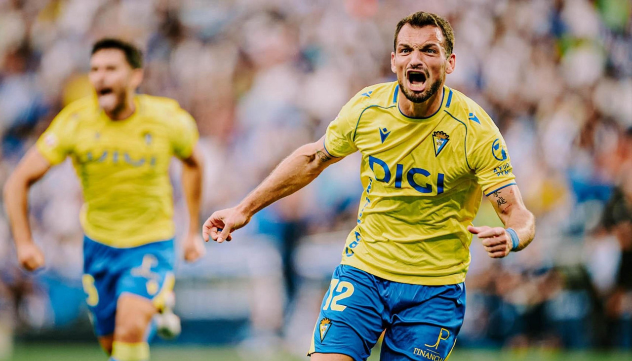 El georgiano Iuri Tabatadze celebra uno de los tres goles del Cádiz en Anoeta ante la Real B, curiosamente el día que más tantos marcó este curso (3) y que no le valieron para sumar tres puntos