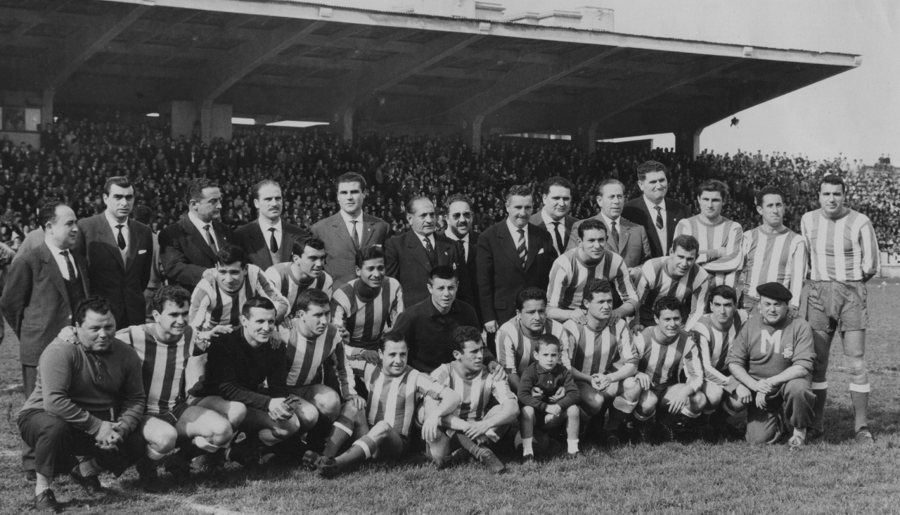 Plantilla del Deportivo 1961-62, celebrando su ascenso a Primera en Riazor tras la última jornada frente al Plus Ultra, tras una de sus mejores campañas goleadoras, con 68 tantos en 30 jornadas