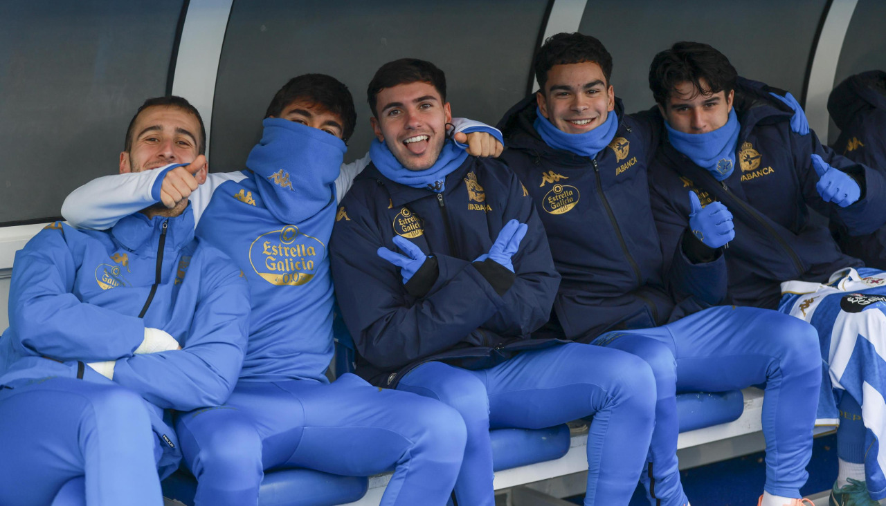 Jugadores del Fabril en el banquillo antes del partido ante el Ávila