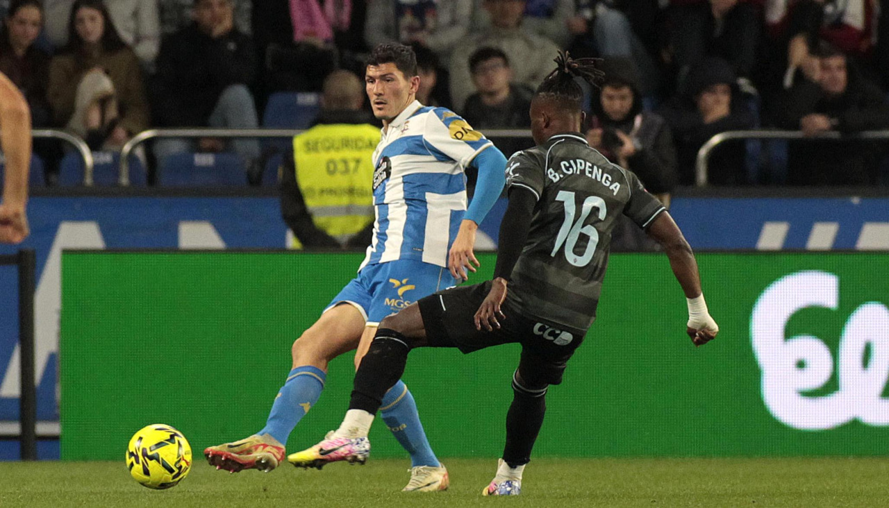 Loureiro, asentado como central en el Dépor, en el duelo en Riazor ante el Castellón