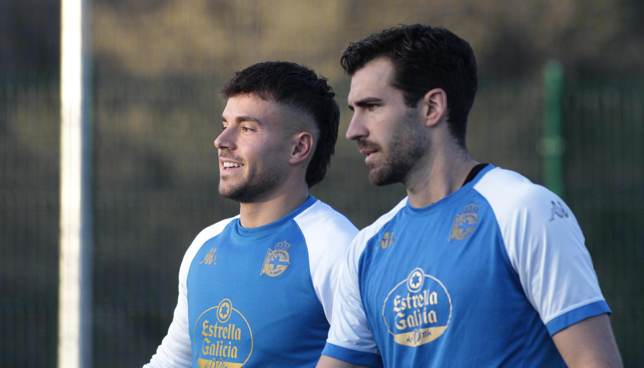 Álvaro Fernández (i) y Germán Parreño, porteros del Deportivo, en Abegondo