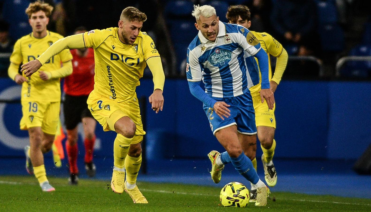 Yeremay, tratando de irse con la pelota en Deportivo-Cádiz