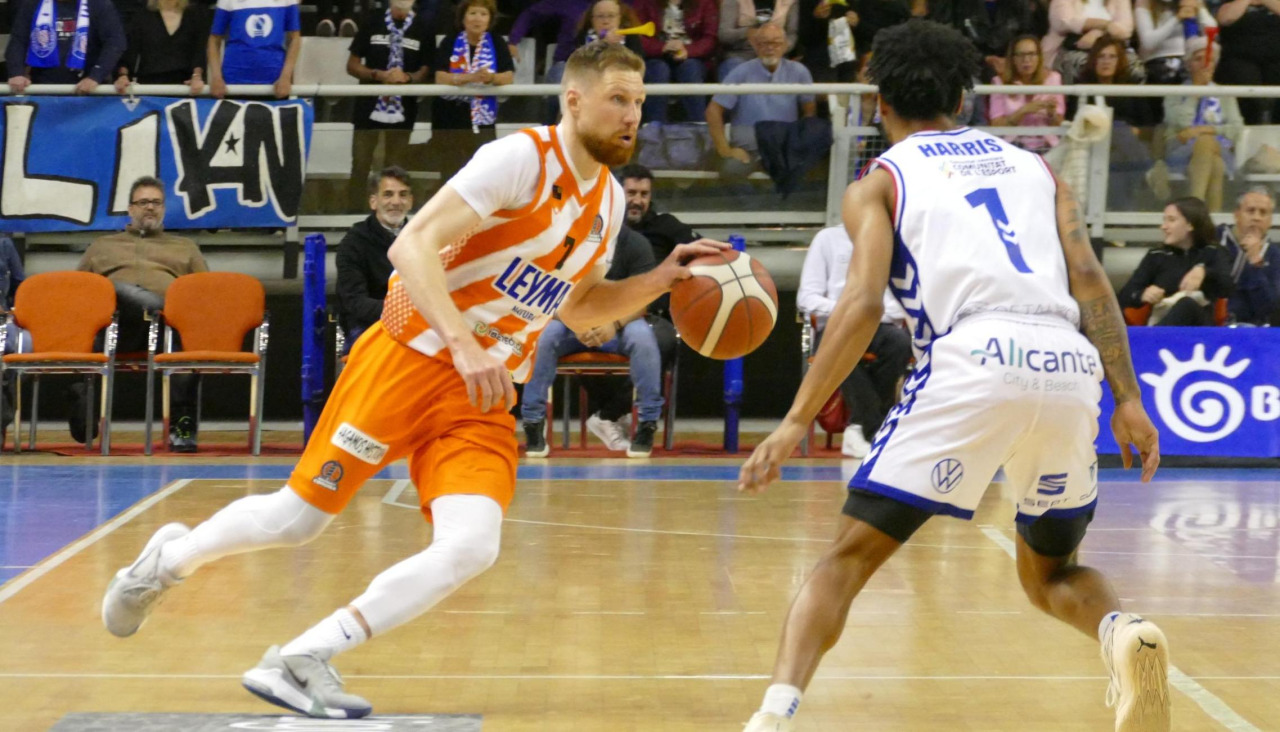 Ingus Jakovics, en el último duelo entre el Leyma Coruña y el Alicante