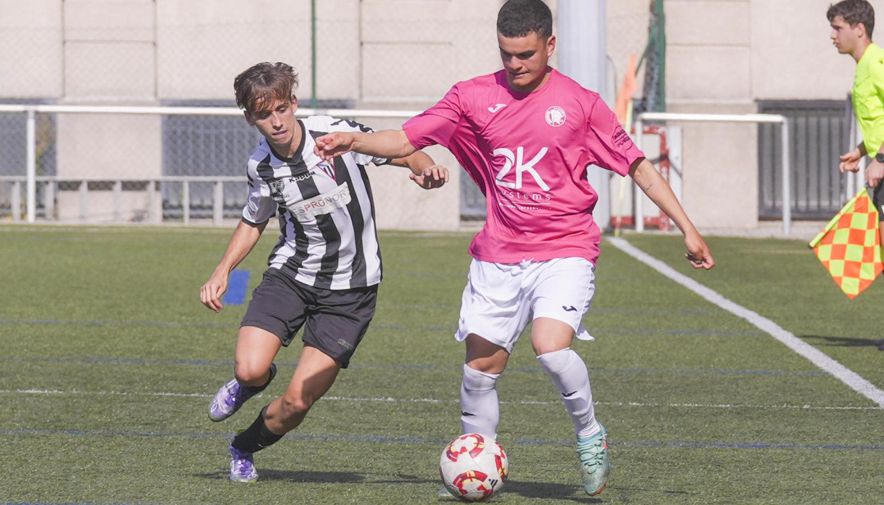 Miguel Mandayo, carrilero del Victoria, encima a un jugador del Cultural Maniños
