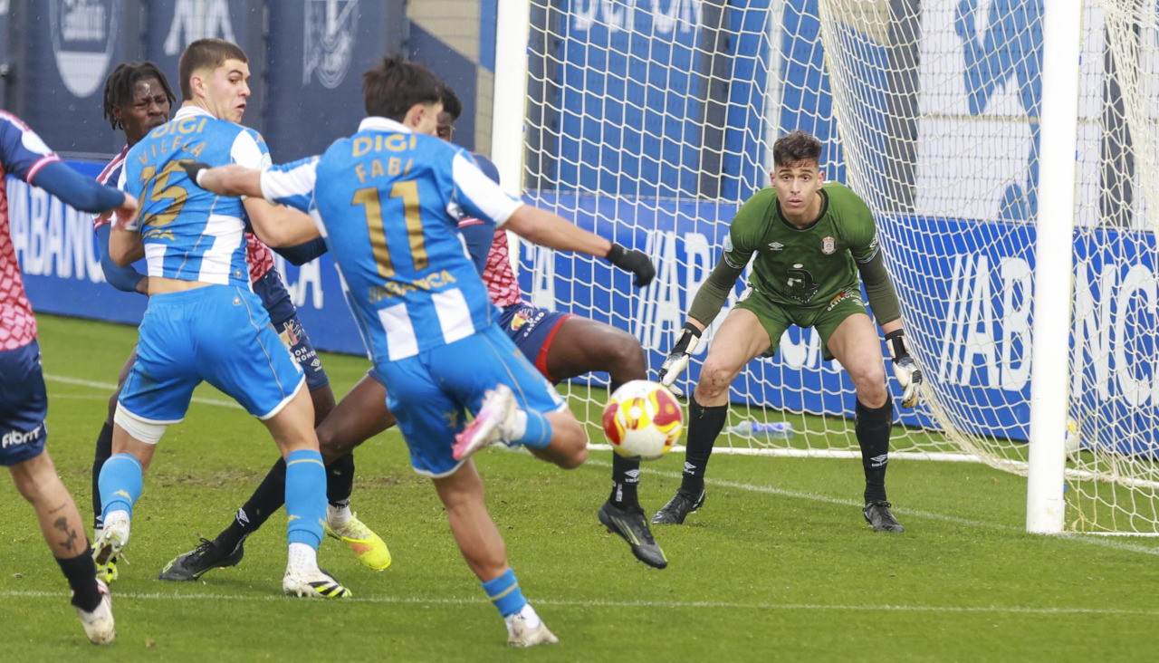 Fabi, a punto de tirar en el partido ante el Ávila en Abegondo