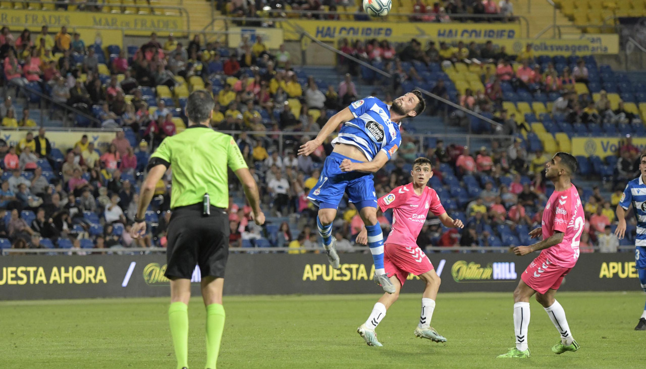 Pedri observa a Christian Santos saltando a por un balón en el Las Palmas-Deportivo