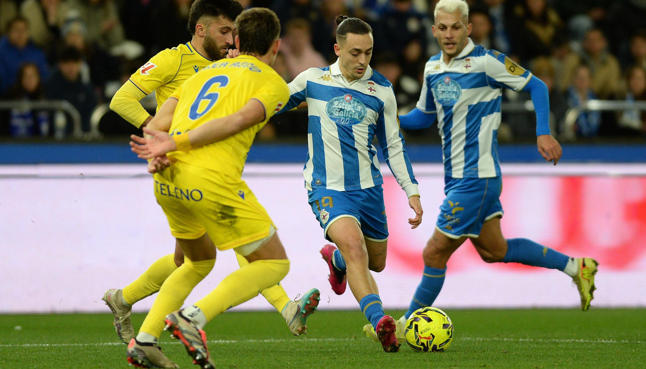 Luismi Cruz durante el partido contra el Cádiz disputado en Riazor