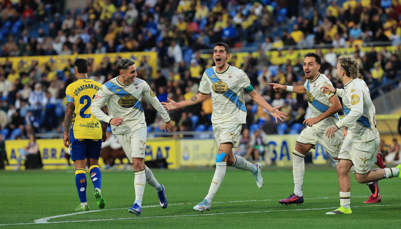 Diego Villares (centro) celebra su gol ante la UD Las Palmas