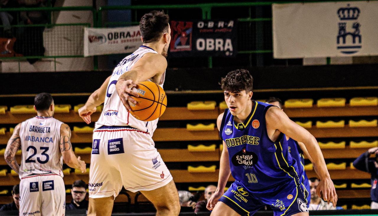 Jugada del partido entre el Ourense y el Obradoiro disputado ayer en el Paco Paz