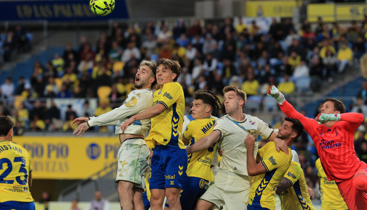 Mella pugna por un balón aéreo durante el Las Palmas-Dépor