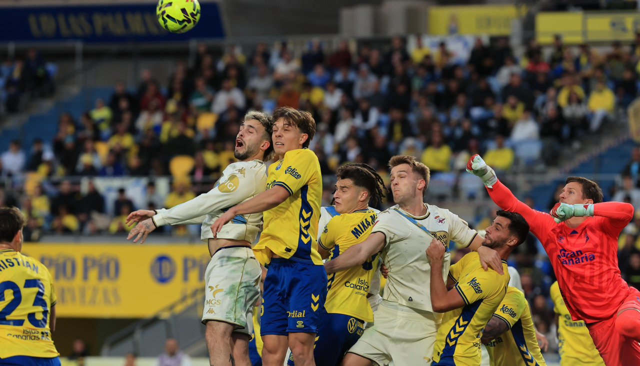 Mella pugna por un balón aéreo durante el Las Palmas-Dépor