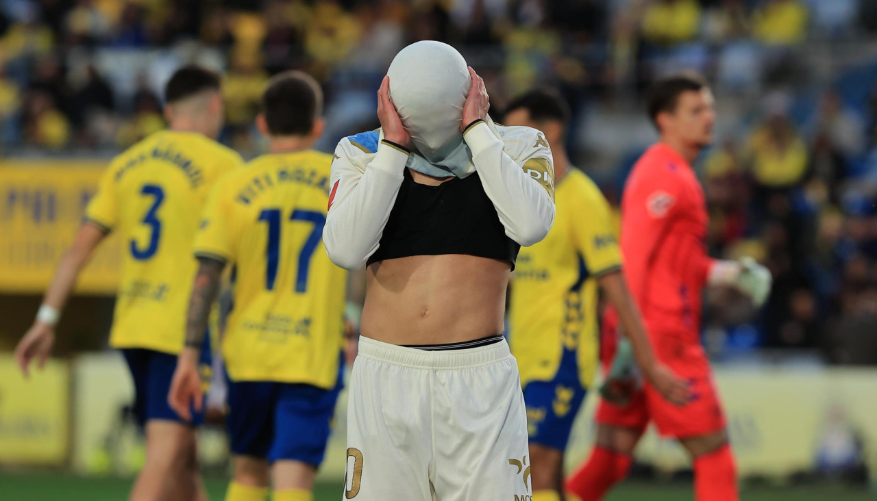 Yeremay se cubre la cara con la camiseta tras errar una ocasión clara ante la UD Las Palmas