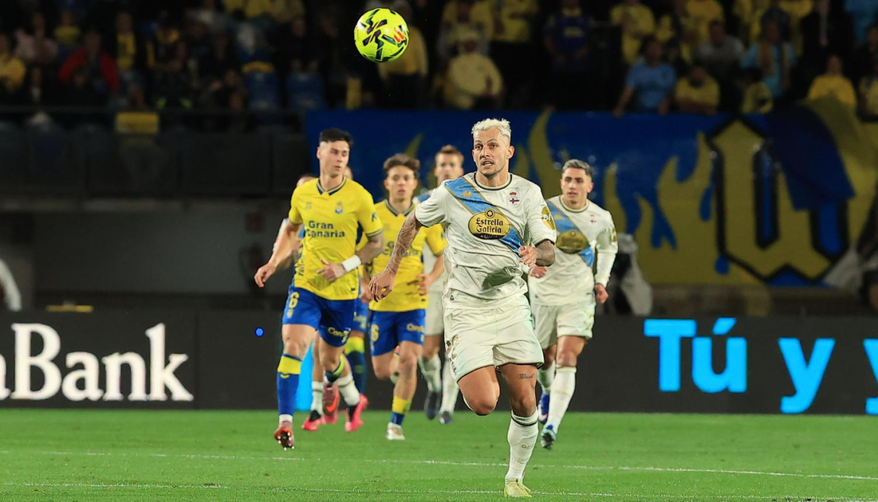 Stoichkov persigue la pelota en el Las Palmas-Deportivo