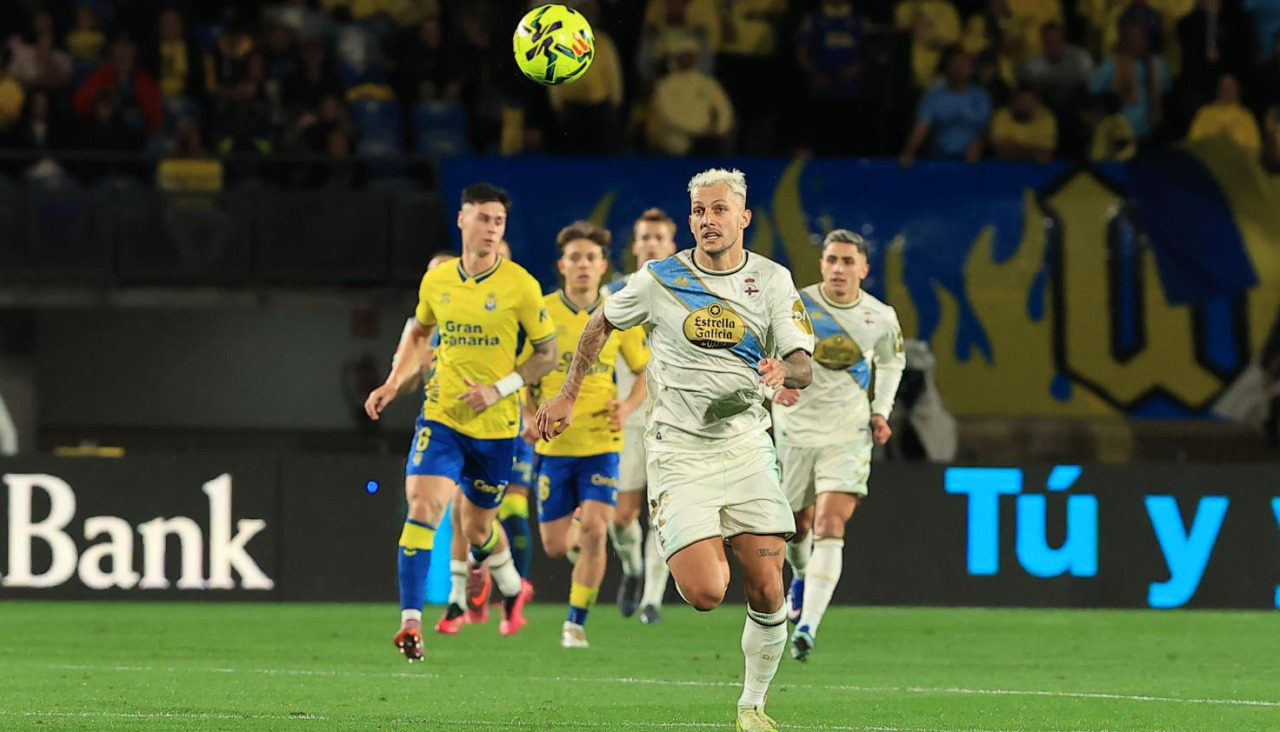 Stoichkov persigue la pelota en el Las Palmas-Deportivo