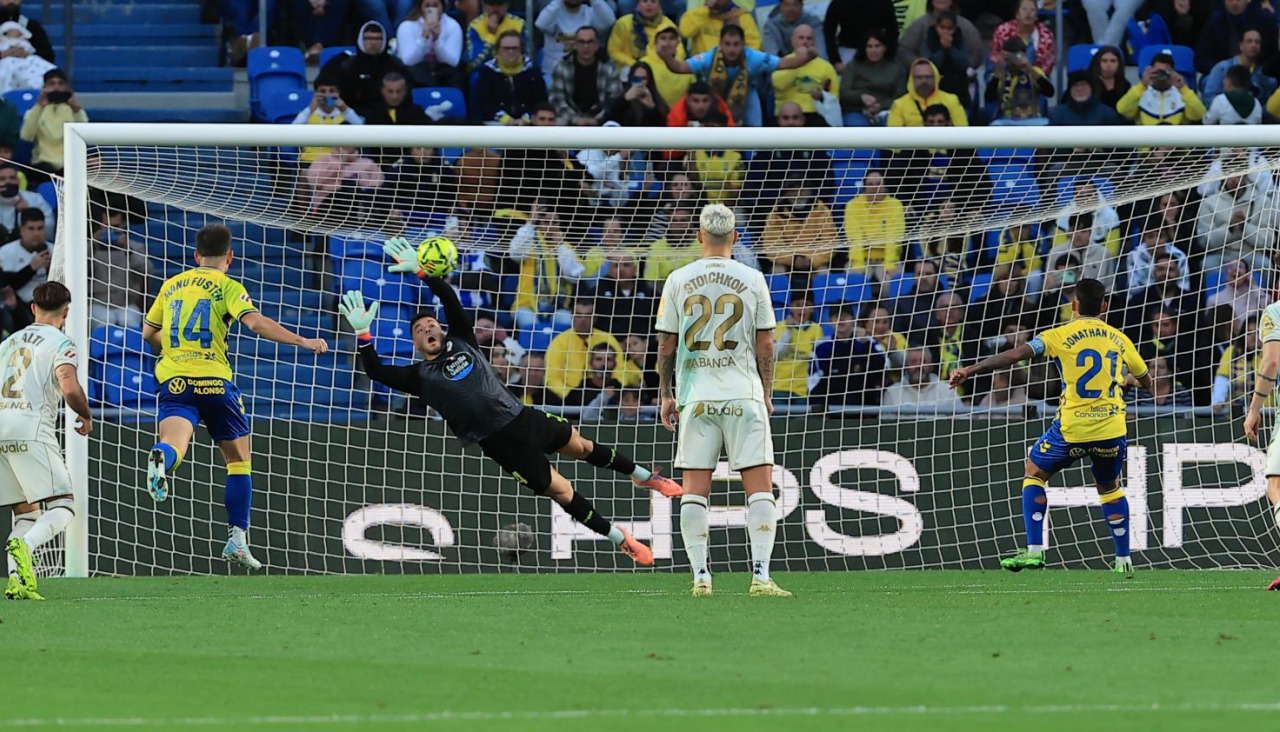 Álvaro Ferllo detiene el penalti de Jonathan Viera en el Las Palmas-Deportivo