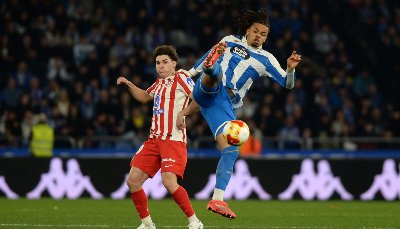 Lucas Noubi, anticipándose a Julián Álvarez