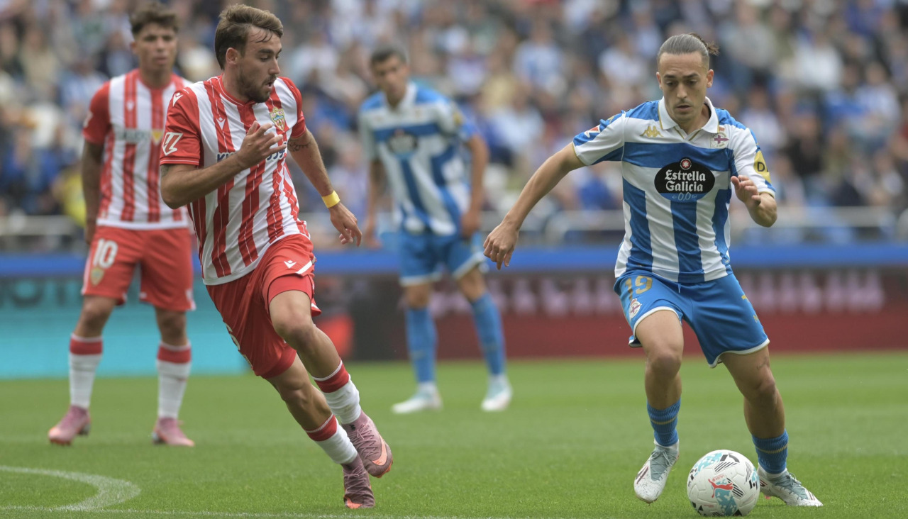 Luismi Cruz encara al portugués André Horta durante el Deportivo-Almería de la primera vuelta en Riazor