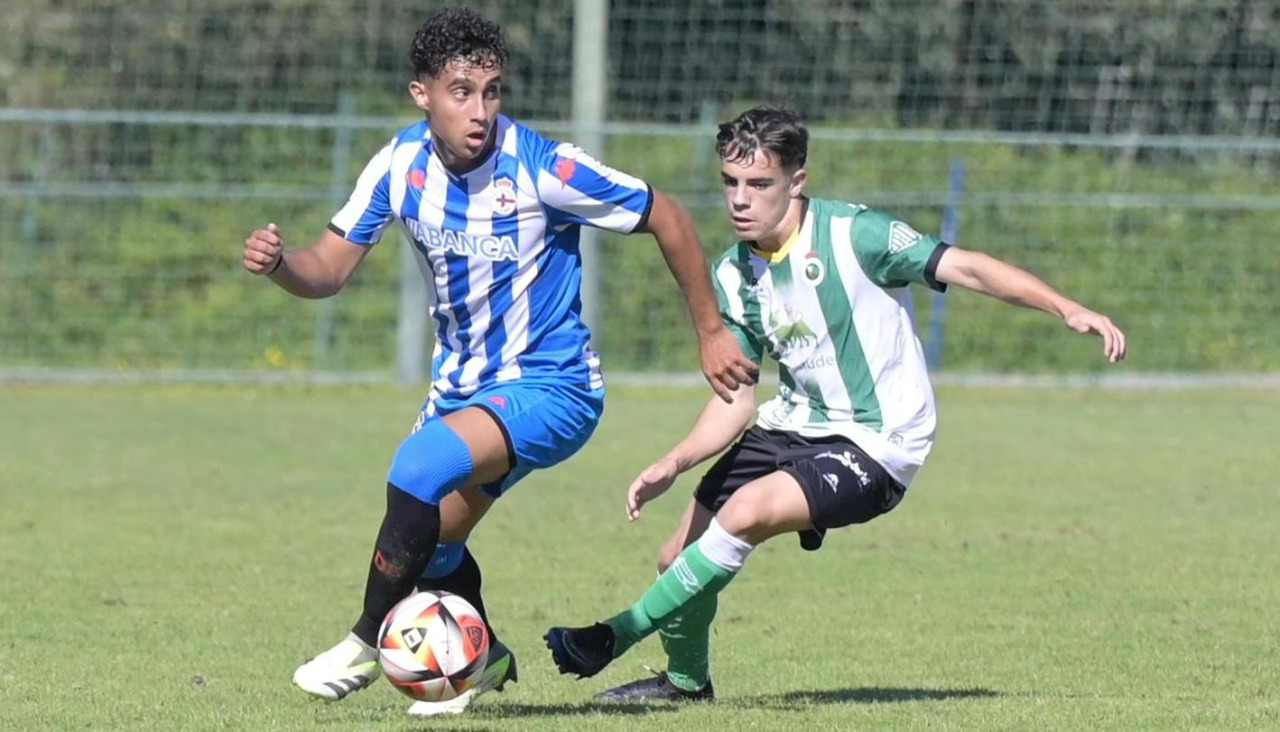Álex Delgado, durante un partido con el Deportivo en la División de Honor Juvenil 2023-24