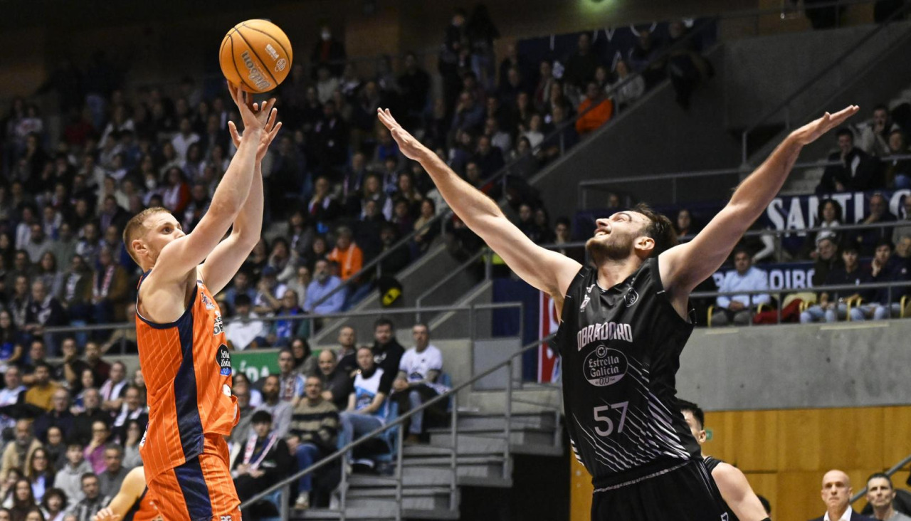 Paul Jorgensen lanza a canasta en el derbi contra el Obradoiro