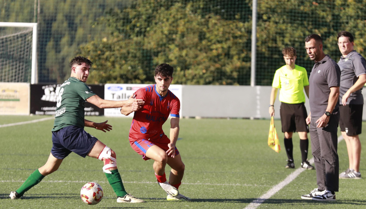Claudio Corbillón y Fabio Rodríguez, entrenadores de Betanzos y San Tirso siguen con atención el partido que disputaron en O Monte hace tres meses