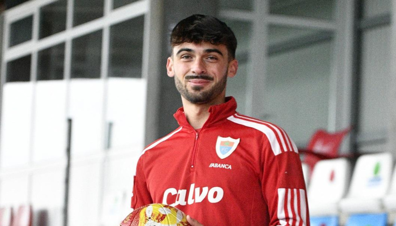 Asier Grande posa con los colores del Bergantiños