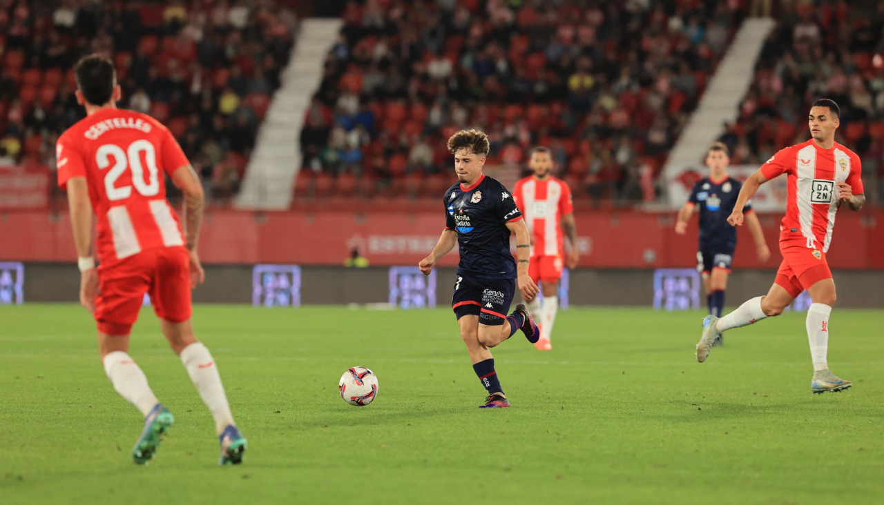 Mario Soriano, durante el partido ante el Almería de la temporada 2024-25