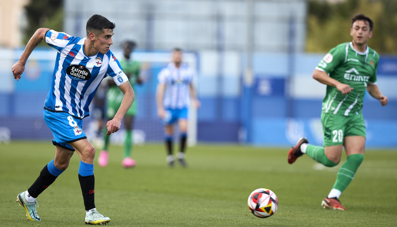 Villares conduce el balón durante el partido ante el Cornellà en el curso 2023-24 en Primera Federación