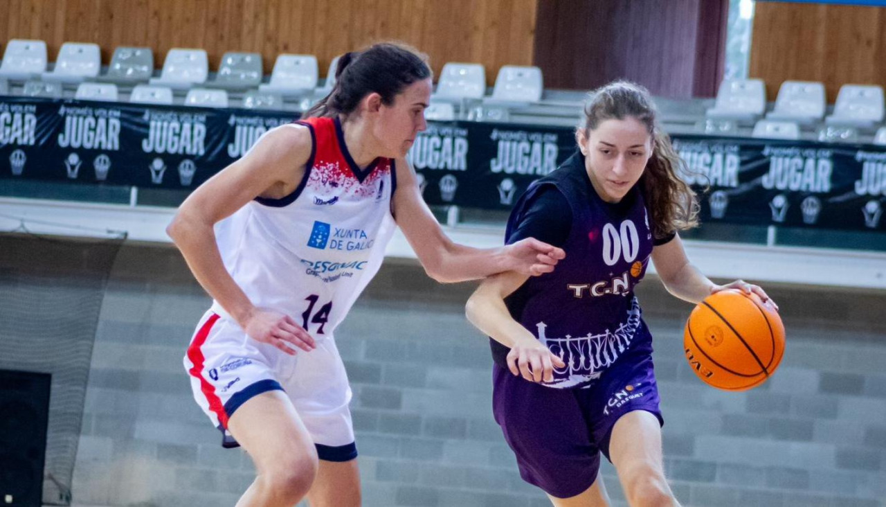 Euge Filgueira defiende a Anna Farrell durante el partido