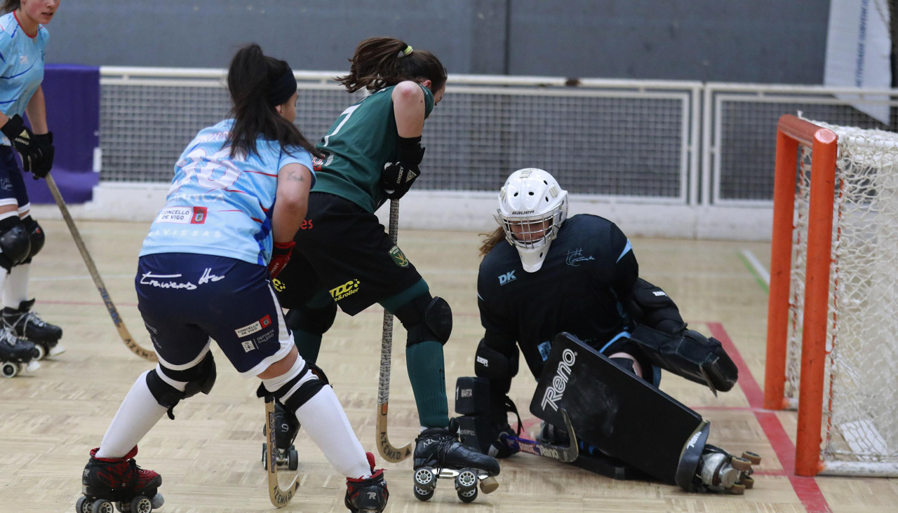 Jugada de Alba Garrote en el área en el partido del Marineda contra el Traviesas