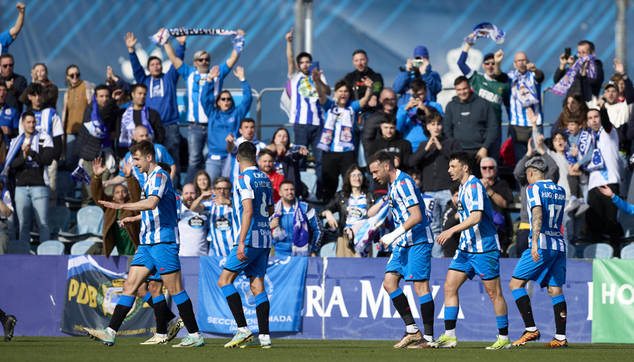 Jugadores y afición deportivista celebran el gol de la victoria en Sant Adrià de Besòs ante el Cornellà, uno de los 11 triunfos a domicilio de la mejor temporada de la historia fuera de Riazor, la 2023-24