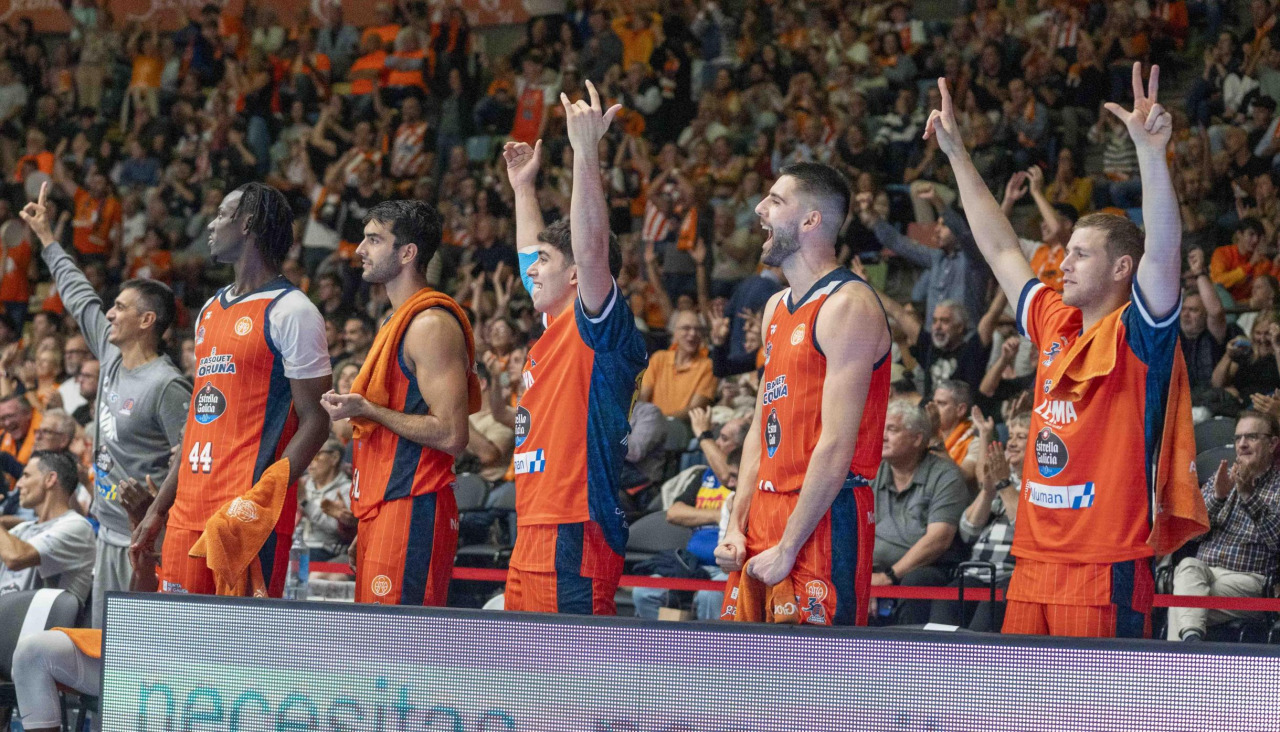 Jugadores del Leyma celebran una canasta en el partido contra el Oviedo