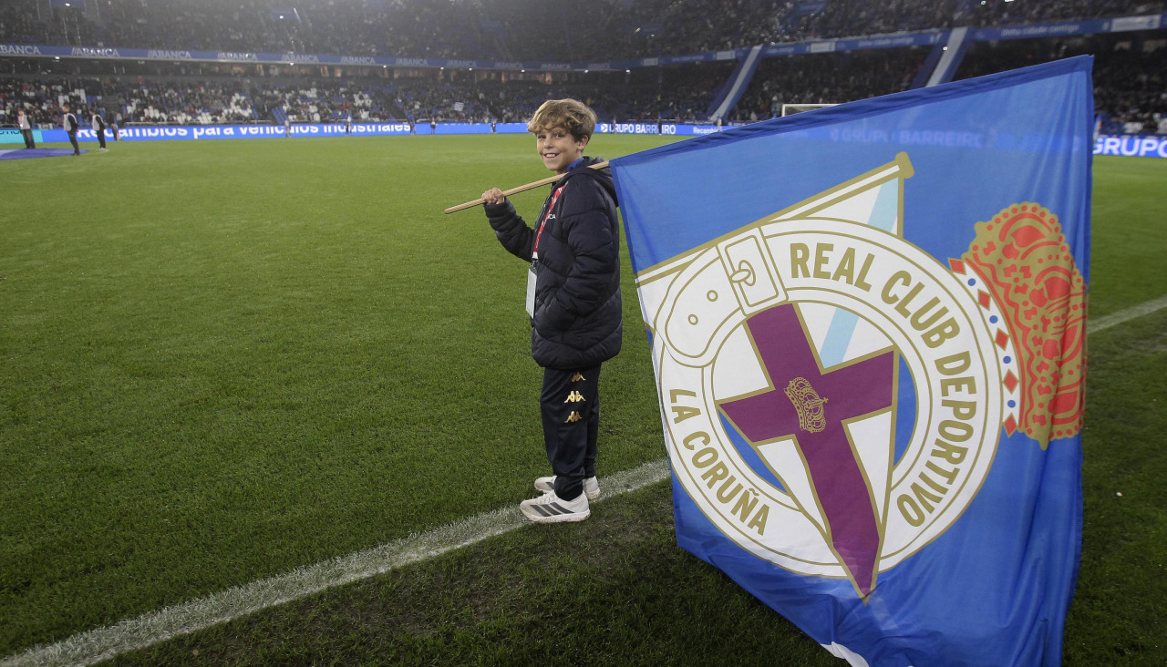 Uno de los niños que ondeó la bandera del Deportivo en la previa del encuentro ante la Real B