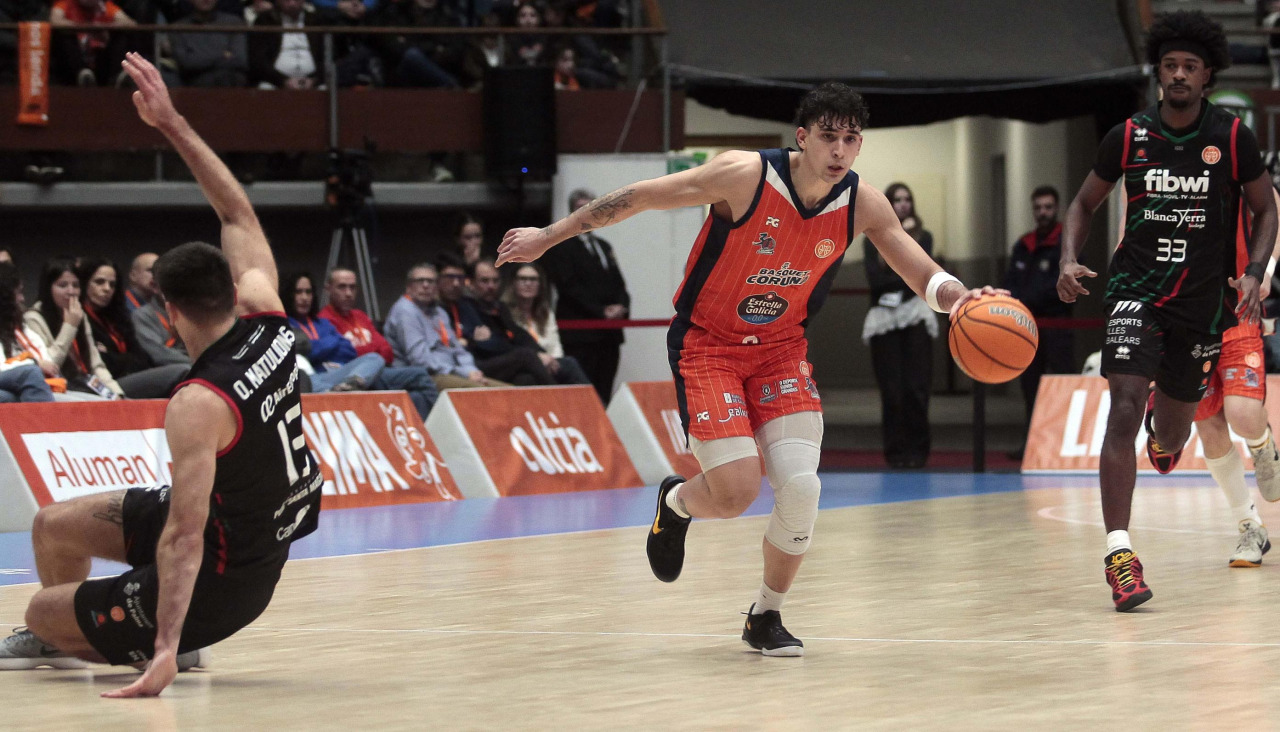 Caio Pacheco deja en el suelo a un rival durante el triunfo ante Palma