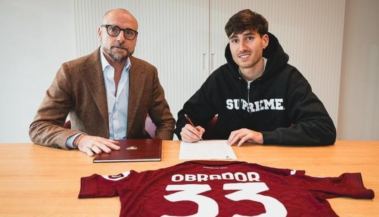 Rafa Obrador, al rubricar su contrato por el Torino