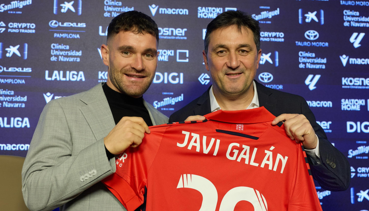 Braulio (d), junto a Javi Galán, durante la presentación del lateral izquierdo el pasado 29 de diciembre