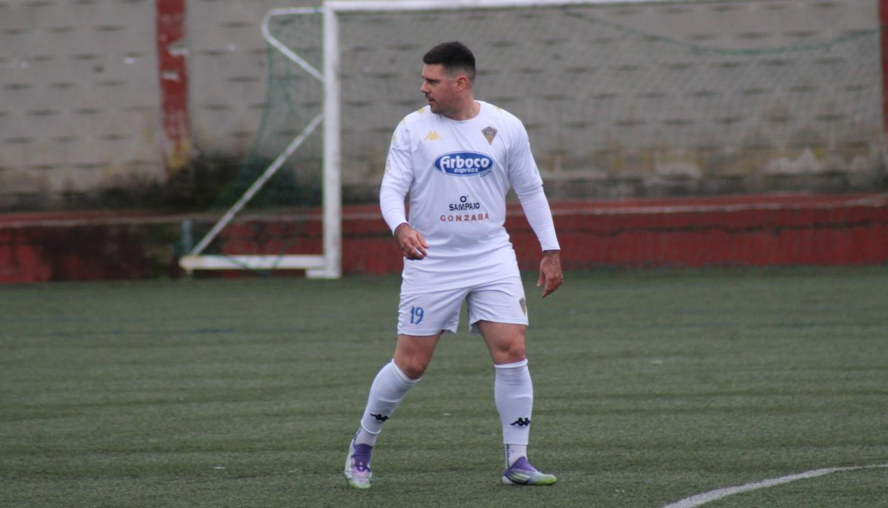 Álex Pérez, durante un partido con el Silva