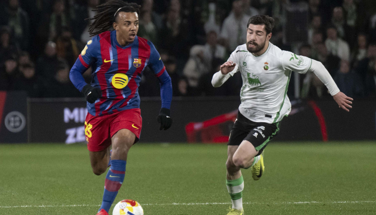 El defensa del Barcelona Jules Koundé (i) se escapa de Giorgi Guliashvili, del Racing, en el partido de octavos de final de Copa del Rey que Racing de Santander y FC Barcelona