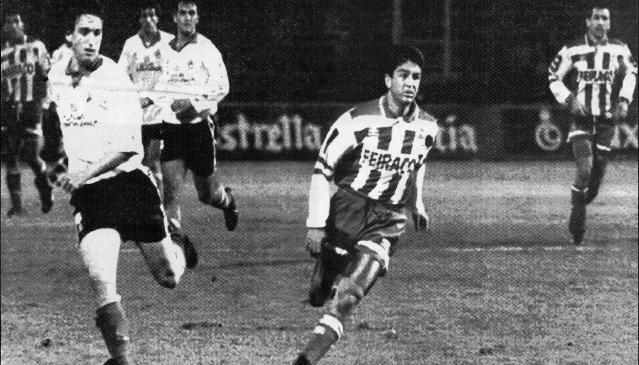 Pablo Alfaro acaba de ceder un balón hacia su portero, Ceballos, ante la presión de Bebeto, en el partido entre Deportivo y Racing de Santander de la jornada 14 de la Primera División 1993-94