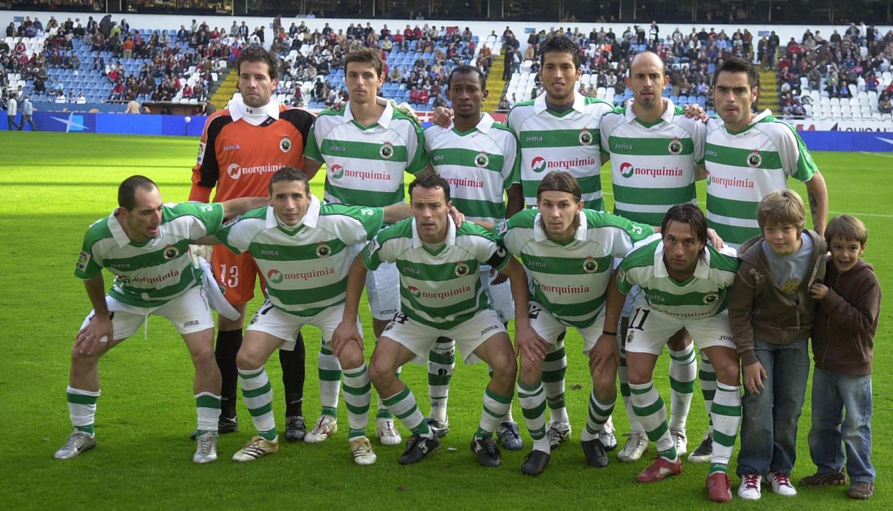 Equipo del Racing que ganó en Riazor el 11 de noviembre de 2007. De izq. a dcha (arriba): Toño, Oriol, Tchité, Garay, Colsa, Duscher (abajo) Munitis, Luis Fernández, Pinillos, Smolarek y O. Serrano