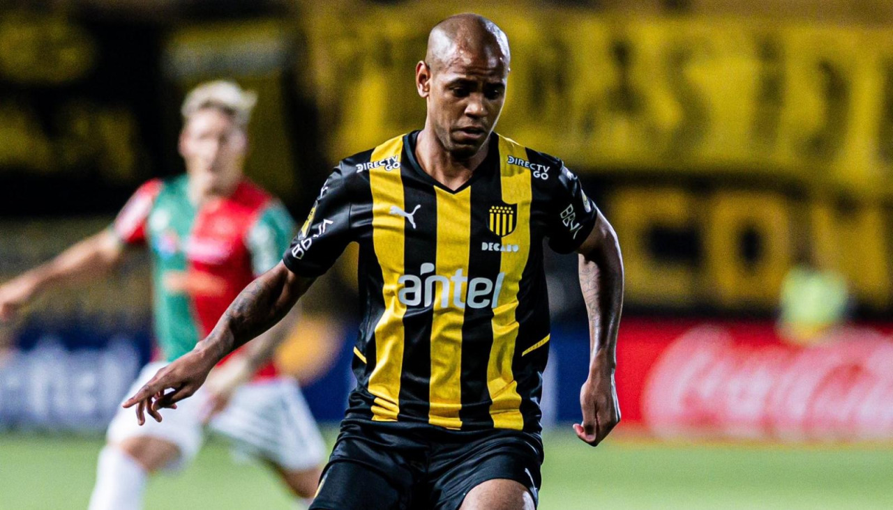 Diego Rolan, durante un partido con Peñarol en febrero de 2023