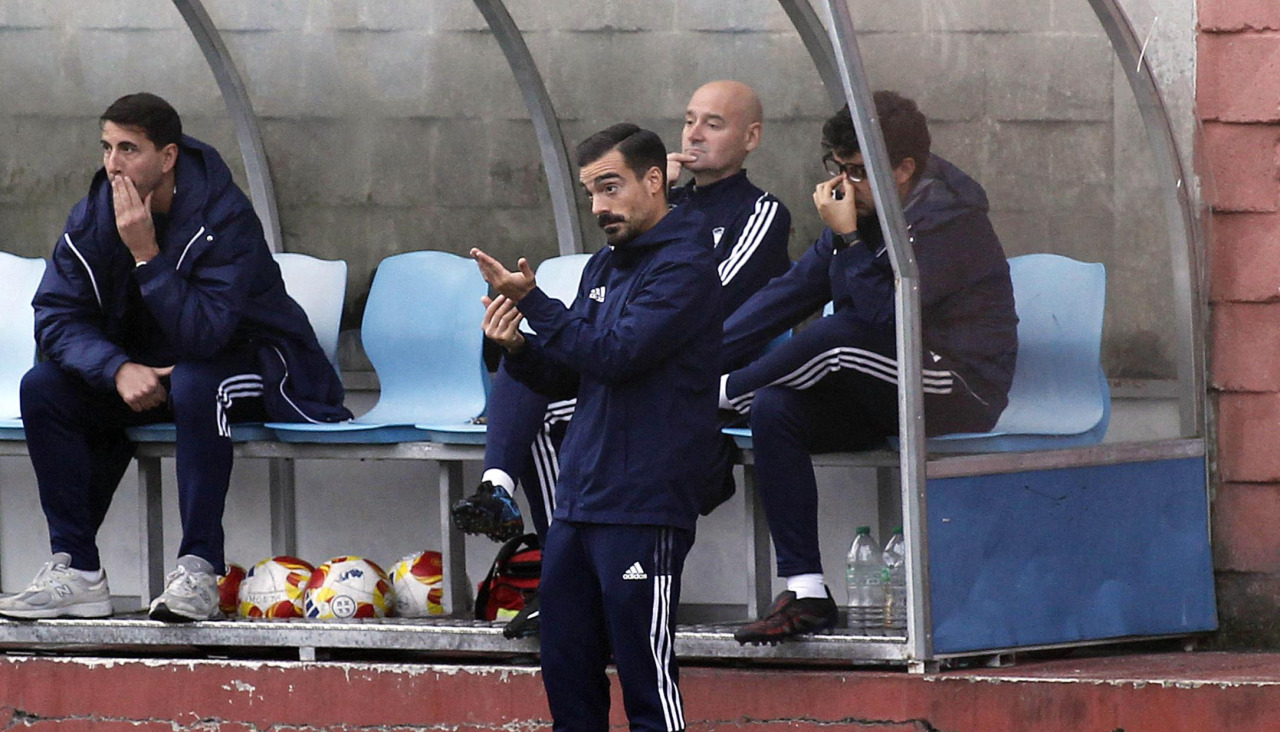 Borja Guerreiro da instrucciones a sus jugadores en A Grela