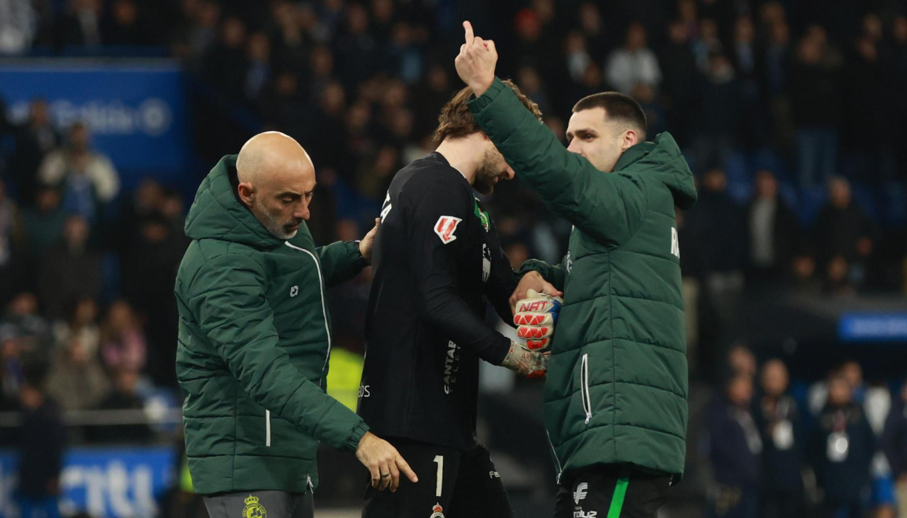 La peineta de Mantilla al fondo de Marathón en Deportivo-Racing de Riazor