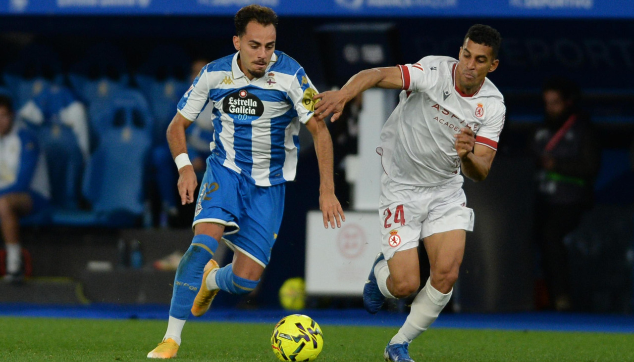 Quagliata conduce el balón ante Víctor García durante el duelo de ida entre el Dépor y la Cultural Leonesa