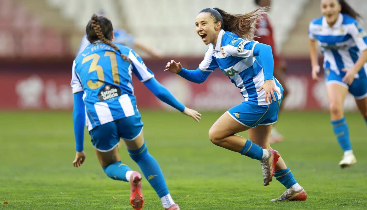 Espe Pizarro y Lucía Rivas celebran el segundo tanto de la uruguaya en Las Gaunas